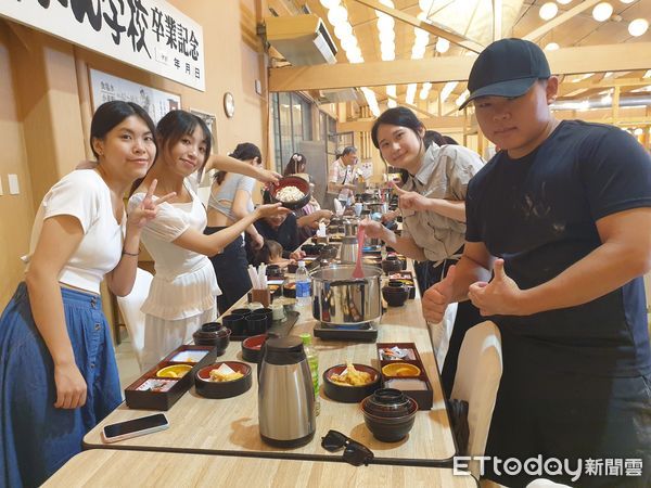 ▲嘉藥USR團隊赴大阪世界博覽會健康照護館，體驗AI智慧「自動洗澡機」，探索長照新科技。（記者林東良翻攝，下同）