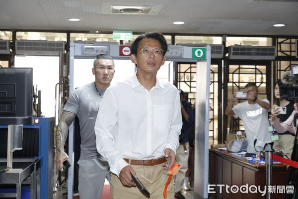 ▲▼台北地院審理京華城案提訊柯文哲、應曉薇，並傳喚彭振聲、李文宗、沈慶京、吳順民、與黃景茂出庭。民眾黨主席黃國昌、館長陳之漢及柯文哲妻子陳珮琪到庭旁聽。圖為黃國昌、陳之漢。（圖／記者湯興漢攝）