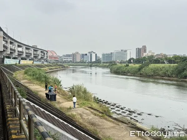 ▲▼台北市基隆河左岸南湖大橋旁12小時接連傳出兩起浮屍案。（圖／記者黃彥傑翻攝）