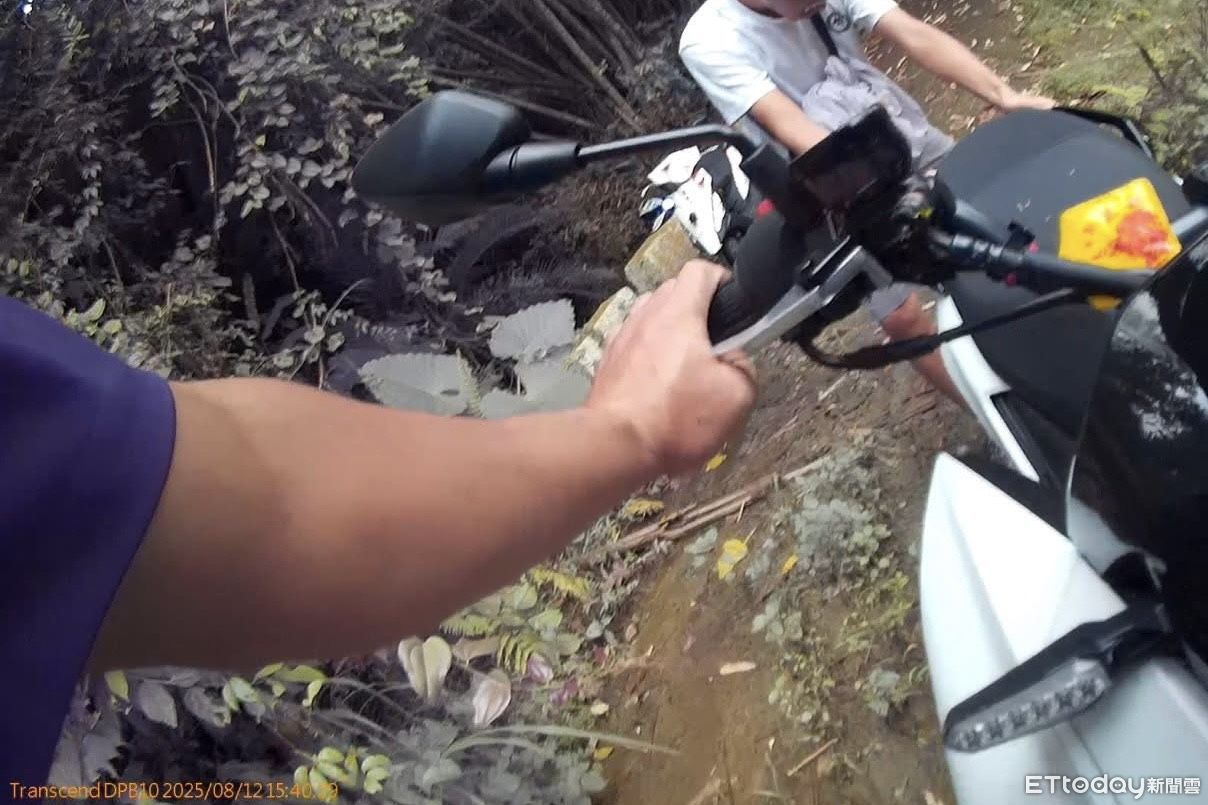 連日大雨中寮山區泥濘！台中男出遊刁車　草屯警及時救援