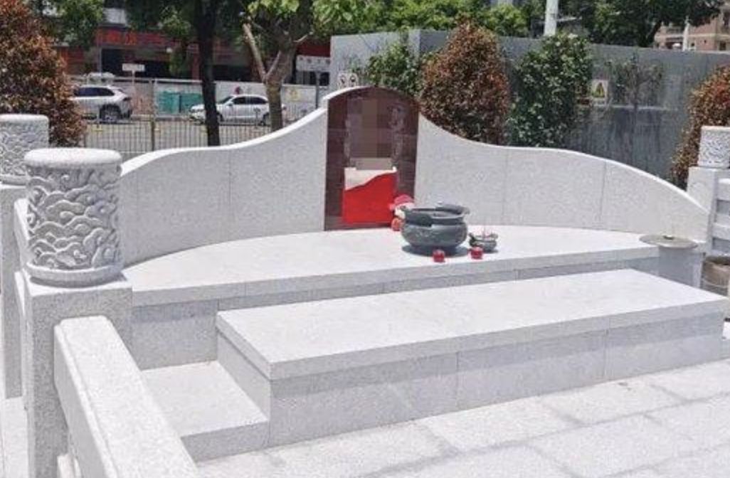 ▲深圳龍崗一社區公共空間出現疑似修建墳墓的工地，引起住戶熱議。（圖／翻攝澎湃新聞）