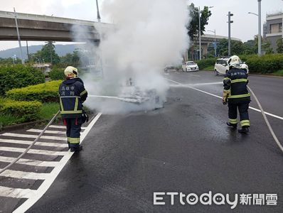 快訊／高雄MINI車頭冒煙起火　駕駛下車查看躲一劫