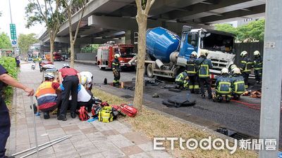 快訊/北市水泥車撞機車拖行100m!騎士無呼吸心跳 駕駛坐路邊抱頭