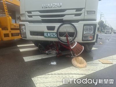 快訊／高雄大貨車擦撞腳踏車　騎士遭捲車底受困！驚悚畫面曝