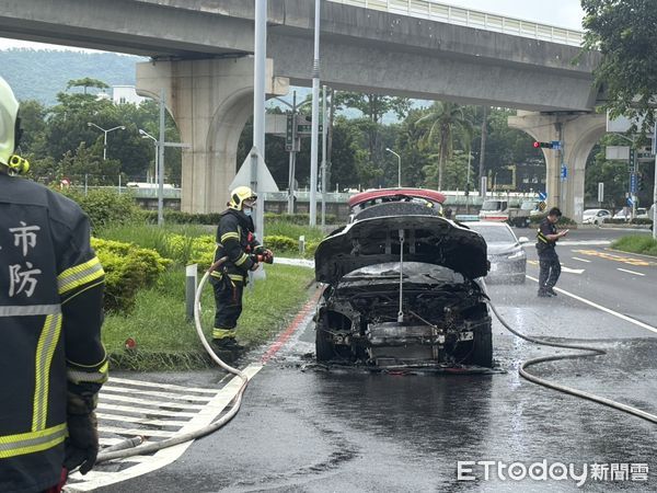▲▼今天（2日）上午近9時，楠梓區外環西路發生一起火燒車意外。（圖／記者吳世龍翻攝）
