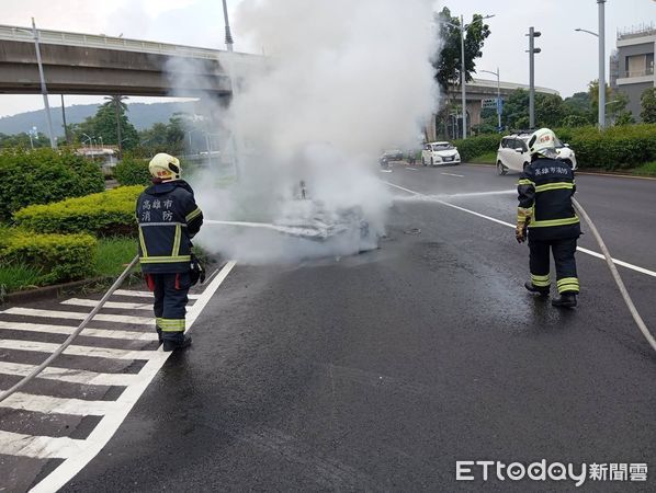 ▲▼今天（2日）上午近9時，楠梓區外環西路發生一起火燒車意外。（圖／記者吳世龍翻攝）