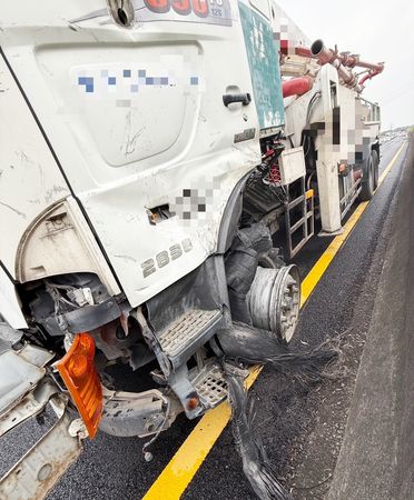 ▲肇事大貨車因左前輪爆胎失控撞擊內側寶馬轎車。（圖／國道六隊提供）