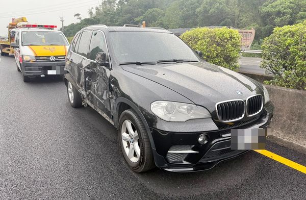 ▲一輛大貨車昨天下午行經國道3號大溪北向路段時，左前輪爆胎失控撞擊內側寶馬轎車，寶馬轎車右側車身嚴重受損。（圖／國道六隊提供）