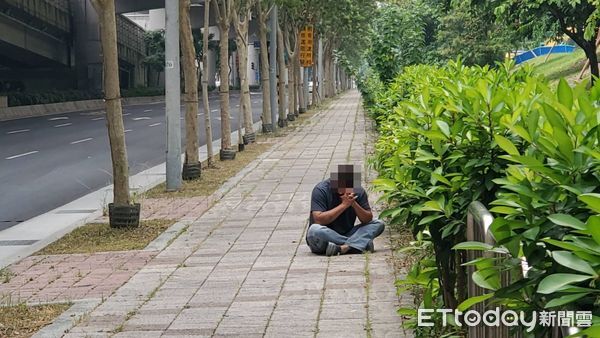 ▲▼台北市南京東路六段，水泥預拌車與機車碰撞，騎士捲車底命危。（圖／記者黃彥傑攝）