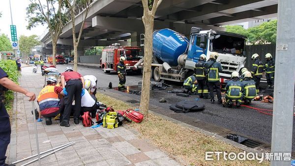 ▲▼台北市南京東路六段，水泥預拌車與機車碰撞，騎士捲車底命危。（圖／記者黃彥傑攝）