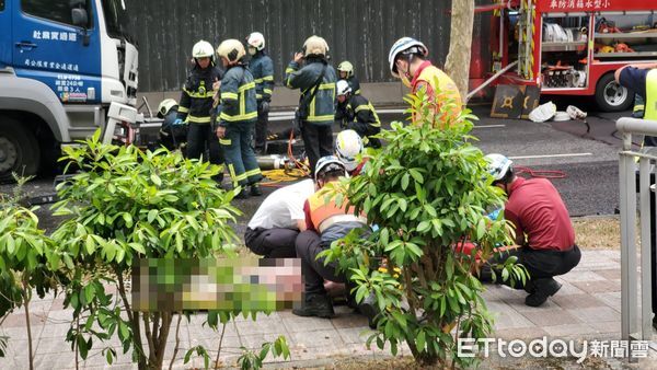 ▲▼台北市南京東路六段，水泥預拌車與機車碰撞，騎士捲車底命危。（圖／記者黃彥傑攝）