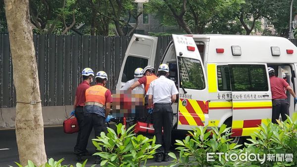 ▲▼台北市南京東路六段，水泥預拌車與機車碰撞，騎士捲車底命危。（圖／記者黃彥傑攝）