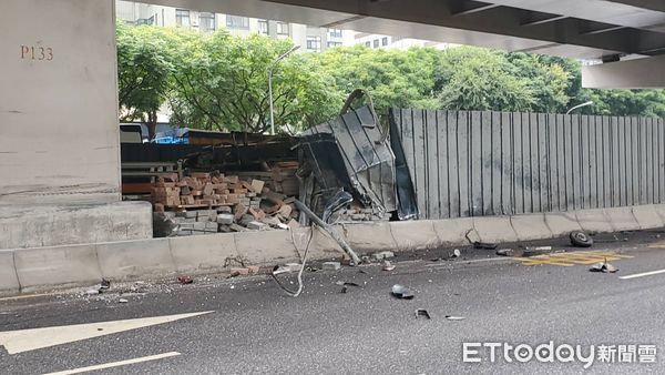 ▲▼台北市南京東路六段，水泥預拌車與機車碰撞，騎士捲車底命危。（圖／記者黃彥傑攝）