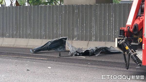 ▲▼台北市南京東路六段，水泥預拌車與機車碰撞，騎士捲車底命危。（圖／記者黃彥傑攝）