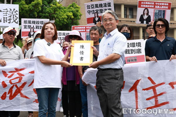 ▲陳琬惠（左）遞交陳情書 。（圖／記者黃克翔攝）