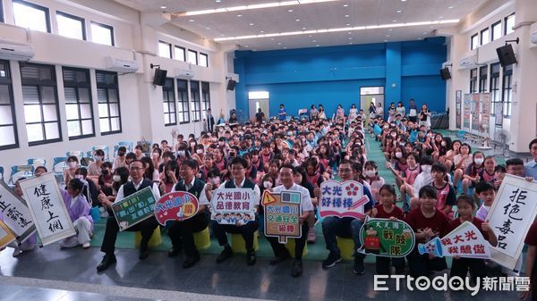 ▲大光國小戰鼓隊現場擊鼓，象徵防霸凌決心響徹校園，太極扇、太極劍開場表演，為友善校園週增添文化氣息。（圖／記者林東良翻攝，下同）