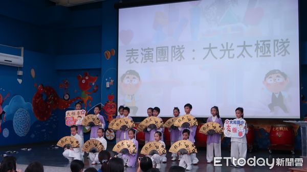 ▲大光國小戰鼓隊現場擊鼓，象徵防霸凌決心響徹校園，太極扇、太極劍開場表演，為友善校園週增添文化氣息。（圖／記者林東良翻攝，下同）