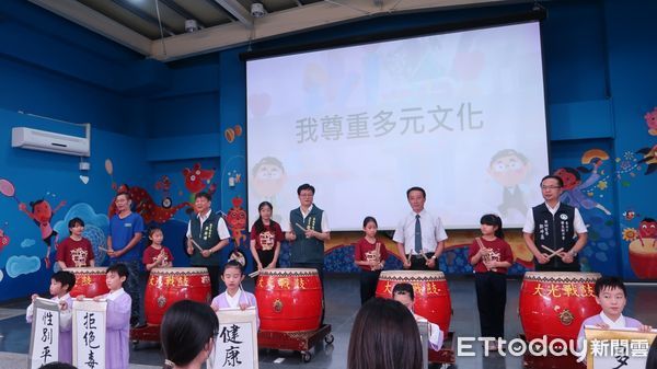 ▲大光國小戰鼓隊現場擊鼓，象徵防霸凌決心響徹校園，太極扇、太極劍開場表演，為友善校園週增添文化氣息。（圖／記者林東良翻攝，下同）