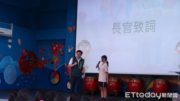 ▲大光國小戰鼓隊現場擊鼓，象徵防霸凌決心響徹校園，太極扇、太極劍開場表演，為友善校園週增添文化氣息。（圖／記者林東良翻攝，下同）