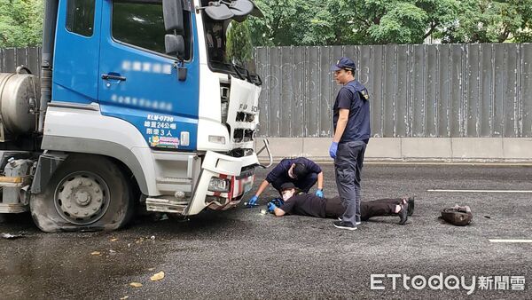 ▲▼台北市南京東路六段，水泥預拌車與機車碰撞，騎士捲車底命危。（圖／記者黃彥傑攝）