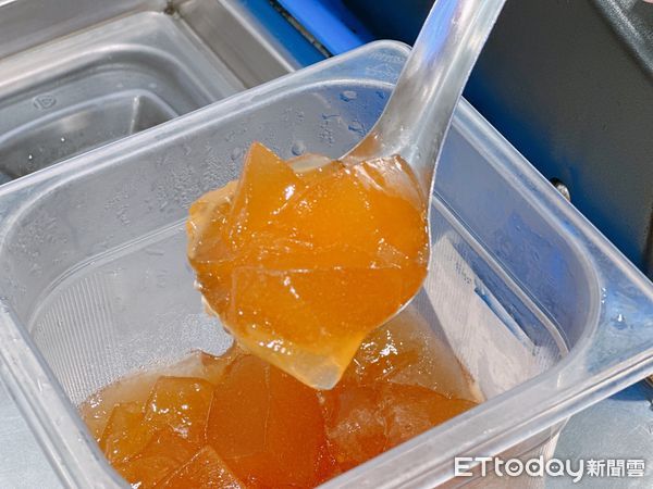 ▲▼迷客夏跨界合作台灣老字號「金蘭」推出「黑金粉粿」可甜可鹹，首波以台灣原生茶種「紅烏龍」推出「蜜緹紅烏龍」、「蜜緹紅烏龍拿鐵」、「蜜緹桃香紅烏龍」。（圖／記者蕭筠攝）