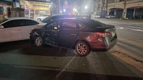 ▲二林鎮斗苑路與三民路口對撞波及2車，釀2駕駛及3幼童受傷送醫。（圖／民眾提供）