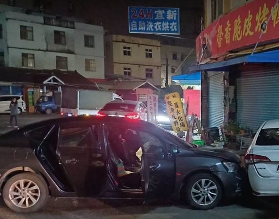 ▲二林鎮斗苑路與三民路口對撞波及2車，釀2駕駛及3幼童受傷送醫。（圖／民眾提供）