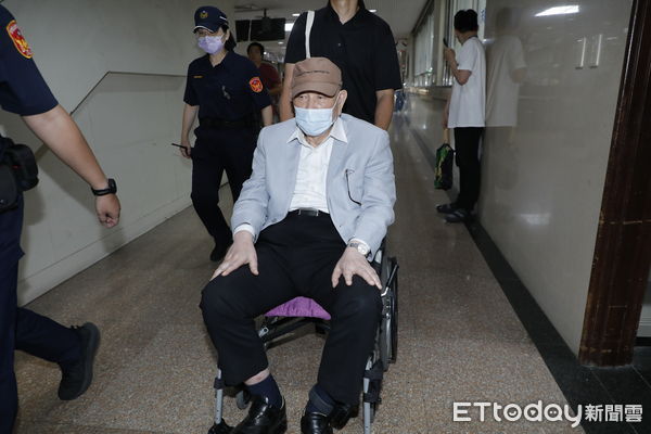 ▲▼台北地院審理京華城案提訊柯文哲、應曉薇，並傳喚彭振聲、李文宗、沈慶京、吳順民、與黃景茂出庭。民眾黨主席黃國昌、館長陳之漢及柯文哲妻子陳珮琪到庭旁聽。圖為沈慶京。（圖／記者湯興漢攝）