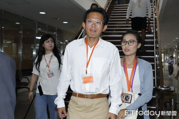▲▼台北地院審理京華城案提訊柯文哲、應曉薇，並傳喚彭振聲、李文宗、沈慶京、吳順民、與黃景茂出庭。民眾黨主席黃國昌、館長陳之漢及柯文哲妻子陳珮琪到庭旁聽。圖為黃國昌。（圖／記者湯興漢攝）