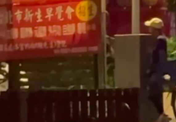 ▲▼胡男牽著黑狗被拍下，胡男在濱江街公園虐打黑狗被民眾拍下             。（圖／翻攝Threads animalhelp0101）