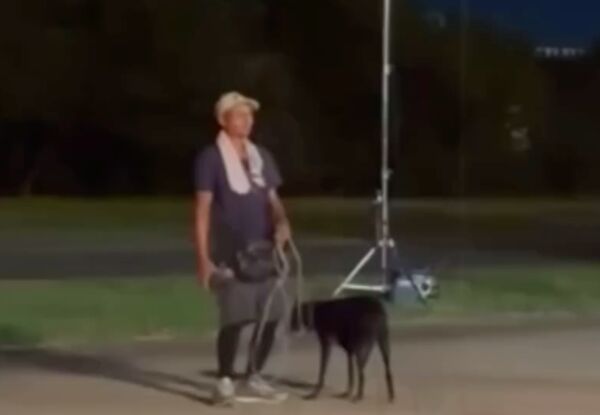 ▲▼胡男牽著黑狗被拍下，胡男在濱江街公園虐打黑狗被民眾拍下             。（圖／翻攝Threads animalhelp0101）