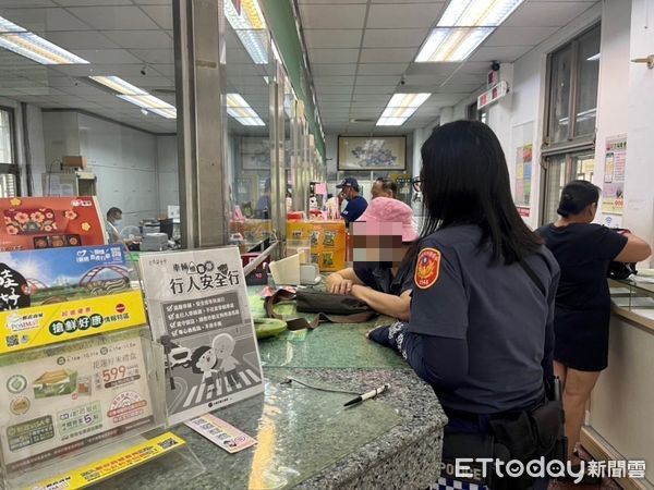 ▲里港警方為許婦提供護鈔服務。（圖／記者陳崑福翻攝）