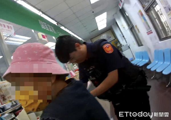 ▲里港警方為許婦提供護鈔服務。（圖／記者陳崑福翻攝）