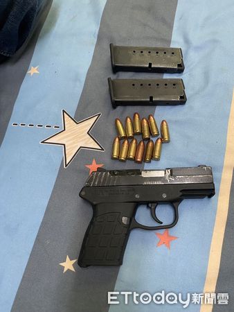 ▲歸仁警持搜索票攻堅，現場起獲改造手槍與子彈。（圖／記者林東良翻攝，下同）