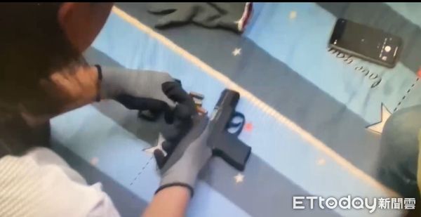 ▲歸仁警持搜索票攻堅，現場起獲改造手槍與子彈。（圖／記者林東良翻攝，下同）