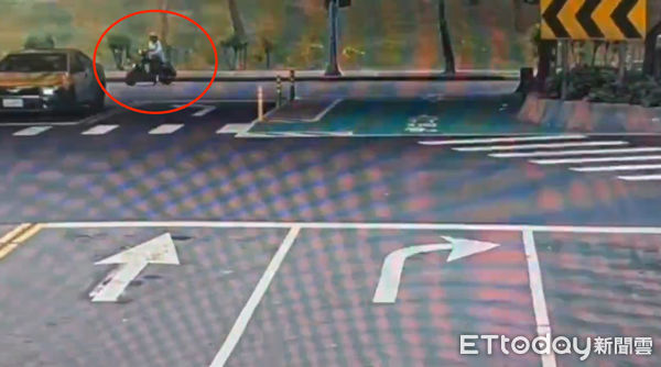 ▲北市南京東路六段水泥車撞機車，撞擊瞬間曝光。（圖／記者黃彥傑翻攝，下同）
