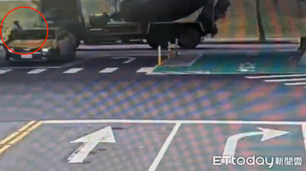 ▲北市南京東路六段水泥車撞機車，撞擊瞬間曝光。（圖／記者黃彥傑翻攝，下同）