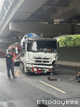 ▲黃男駕駛水泥預拌車高速追撞女騎士造成龔女傷重送醫不治。（圖／記者張君豪翻攝）