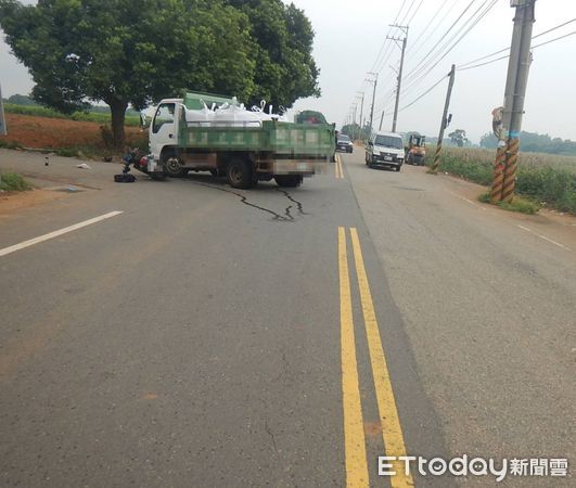 ▲▼大雅一處T字路口車禍，機車雙載男女陷入昏迷。（圖／民眾提供）
