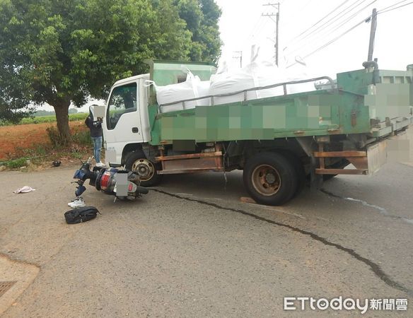 ▲▼大雅一處T字路口車禍，機車雙載男女陷入昏迷。（圖／民眾提供）