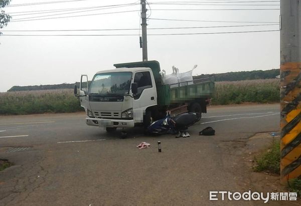 ▲▼大雅一處T字路口車禍，機車雙載男女陷入昏迷。（圖／民眾提供）