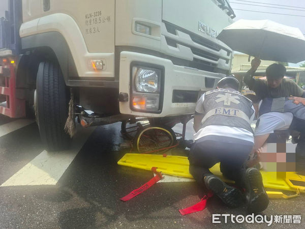 ▲▼高雄大貨車擦撞腳踏車　騎士遭捲車底受困！驚悚畫面曝。（圖／記者吳奕靖翻攝）