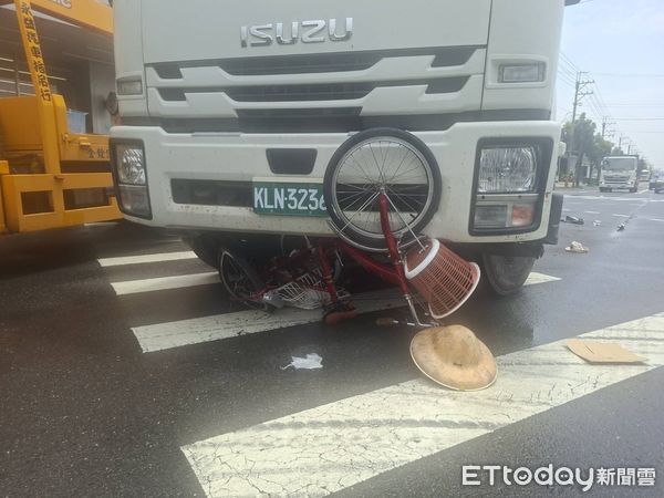 ▲▼高雄大貨車擦撞腳踏車　騎士遭捲車底受困！驚悚畫面曝。（圖／記者吳奕靖翻攝）