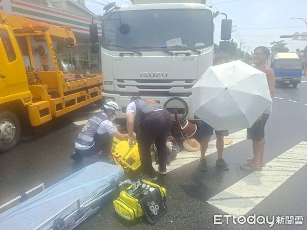 ▲▼高雄大貨車擦撞腳踏車　騎士遭捲車底受困！驚悚畫面曝。（圖／記者吳奕靖翻攝）