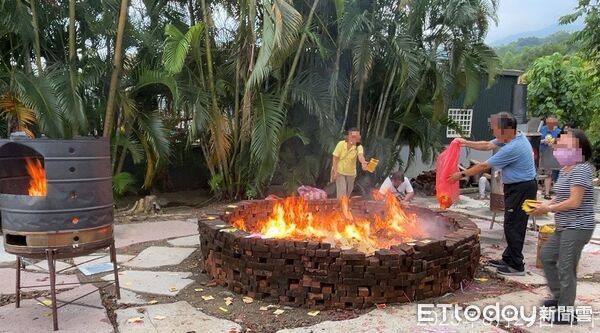 ▲屏縣環保局籲民眾中元普度少燒金，環境保護不減誠心。（圖／屏東縣政府環保局提供）