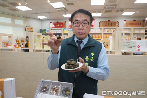 ▲▲台南市長黃偉哲於蕎麥探索館推廣黃金蕎麥中秋禮盒，邀全民支持在地農特產。（記者林東良翻攝，下同）