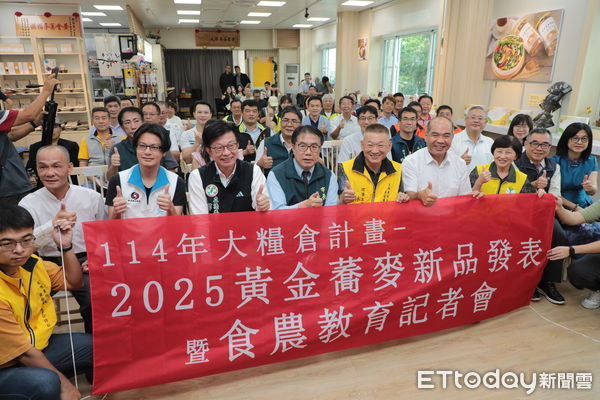 ▲▲台南市長黃偉哲於蕎麥探索館推廣黃金蕎麥中秋禮盒，邀全民支持在地農特產。（記者林東良翻攝，下同）