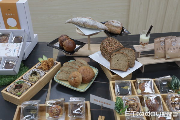 ▲▲台南市長黃偉哲於蕎麥探索館推廣黃金蕎麥中秋禮盒，邀全民支持在地農特產。（記者林東良翻攝，下同）