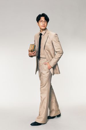 ▲▼韋禮安化身氣質書生。（圖／索尼音樂提供）