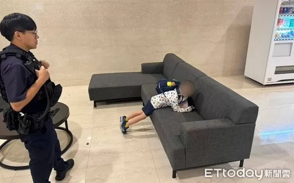 ▲警方調閱監視器確認程童從學校後門離去及所著服裝及特徵後，在某住宅大廳尋獲。（圖／八德警分局提供）